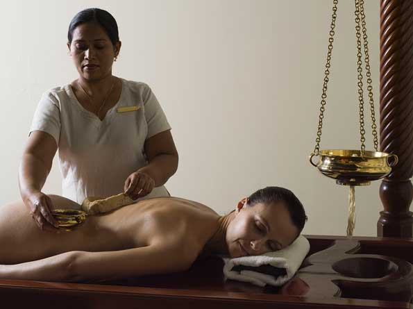 Ayurveda Massage op houten bed