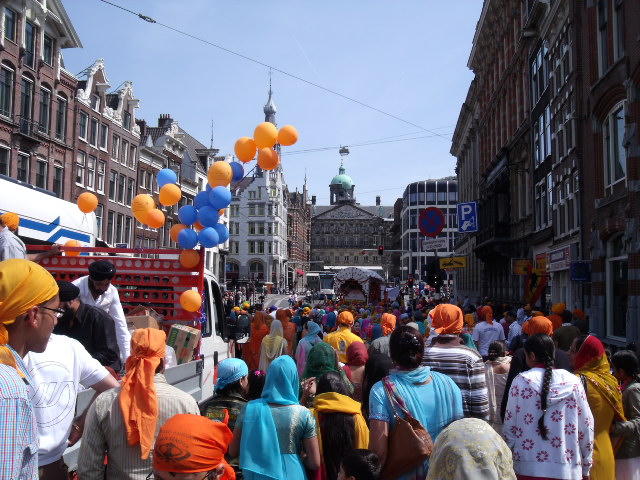 sikhs op de dam.JPG