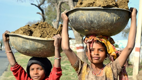Indiase bestrijder kinderarbeid brengt miljoenste kind naar school